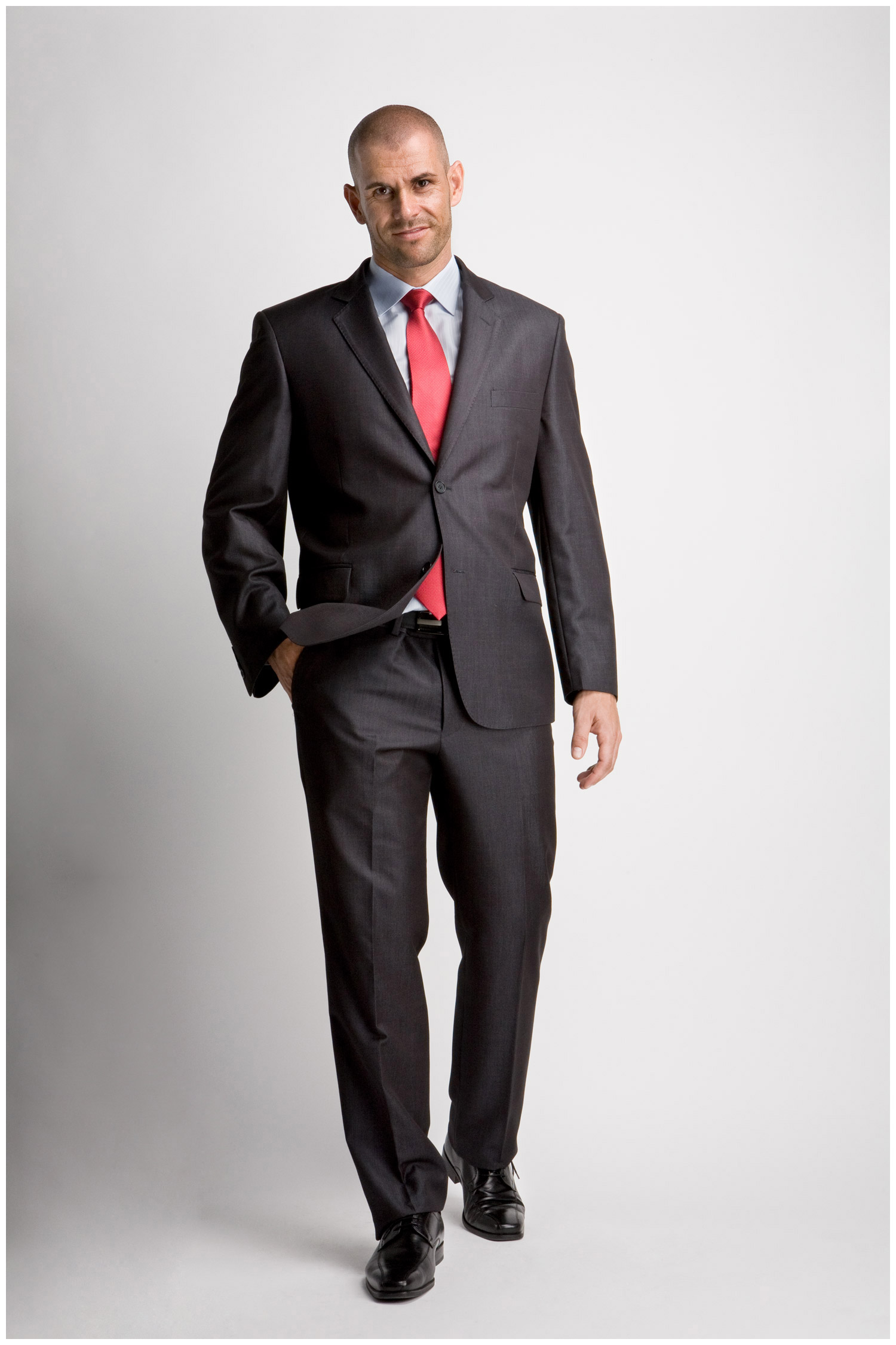 Trajes para vestir Los parahombreusausa proporcionan un último estilo y la calidad pleito masculino, Pleito de Esmoquin de Mens, pleitos italianos, chaquetas y pleitos de boda para sus ocasiones.