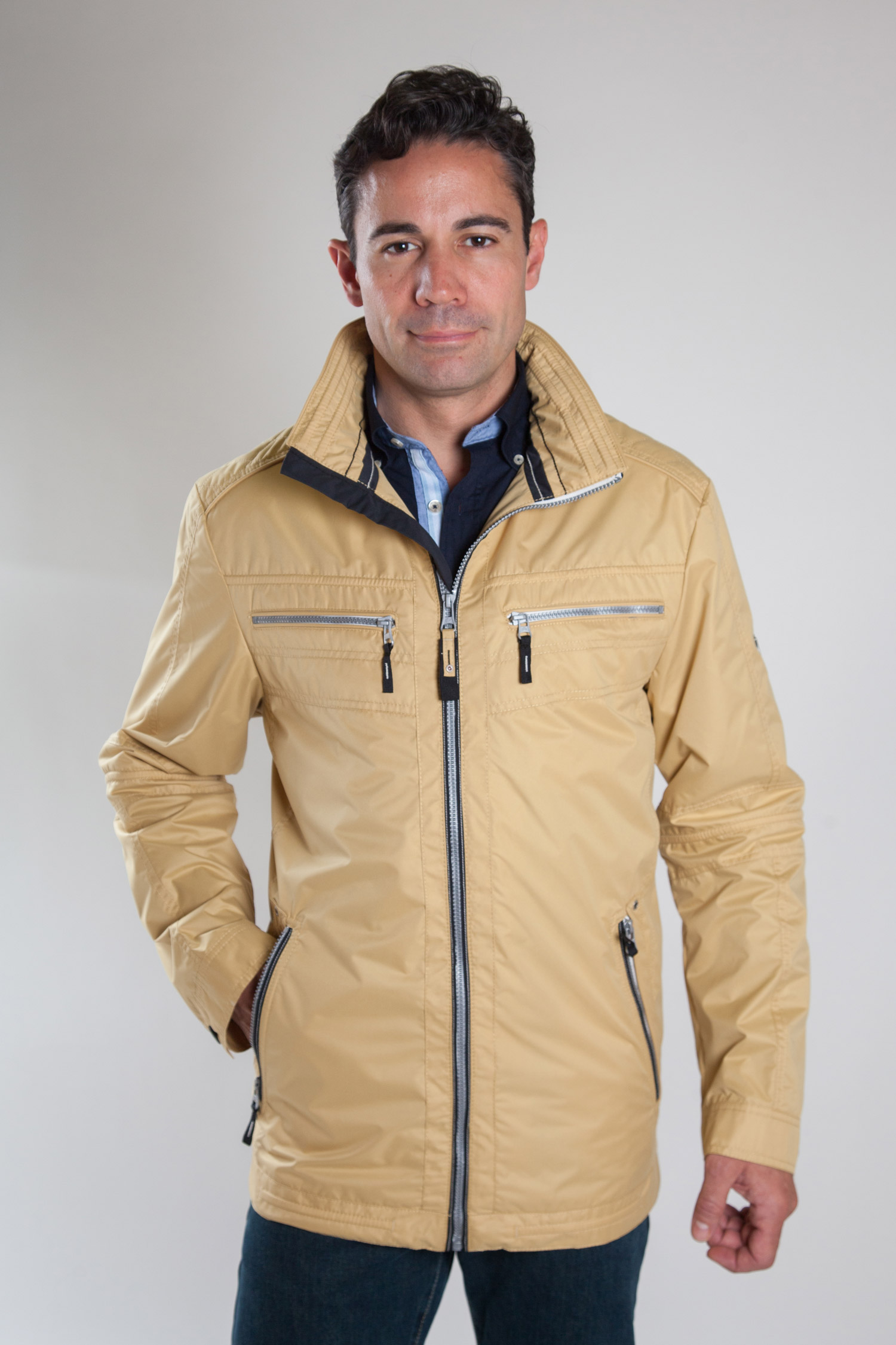 Abrigo, Parkas y Chalecos Finos, 107500, MOSTAZA | Zoom