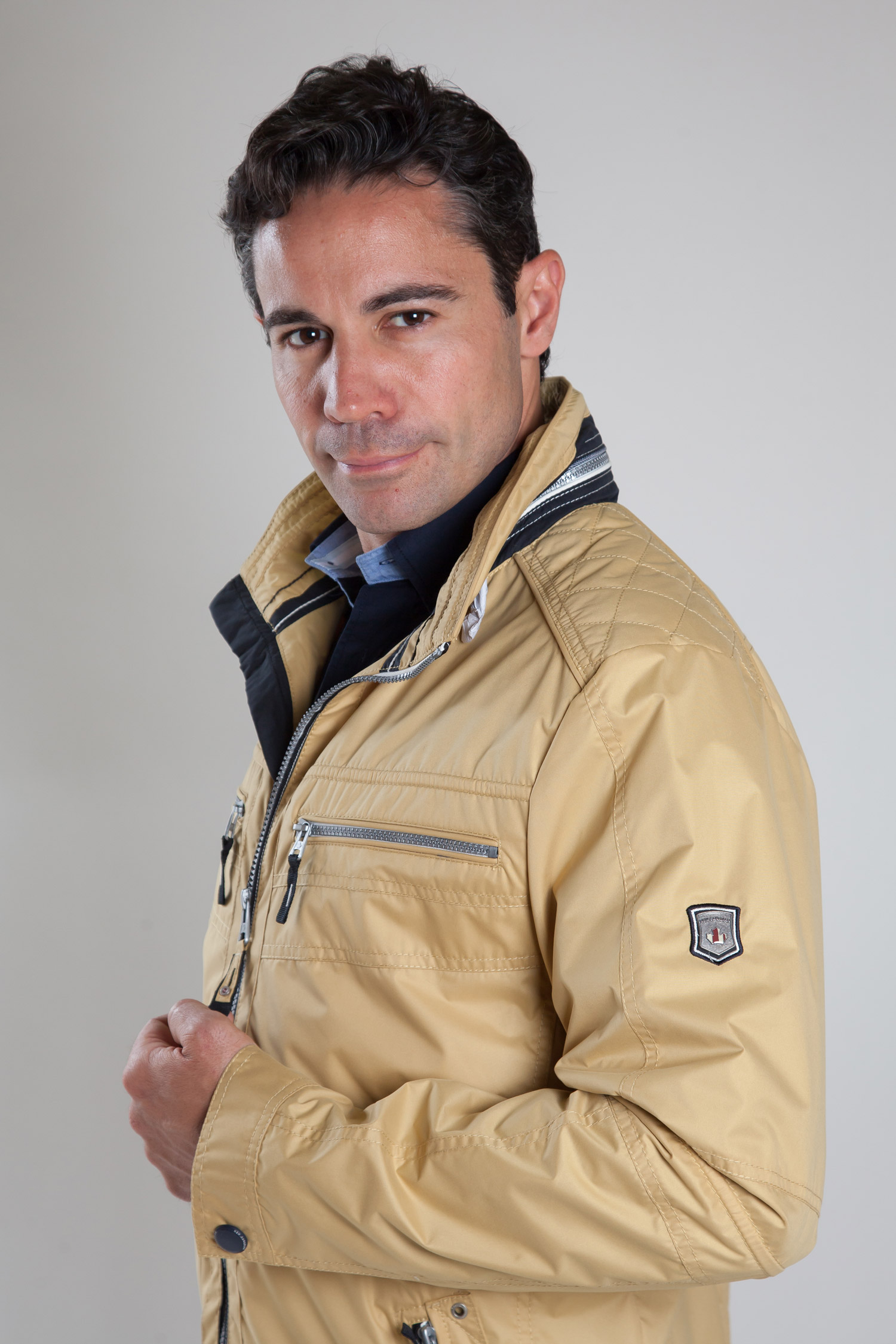 Abrigo, Parkas y Chalecos Finos, 107500, MOSTAZA | Zoom