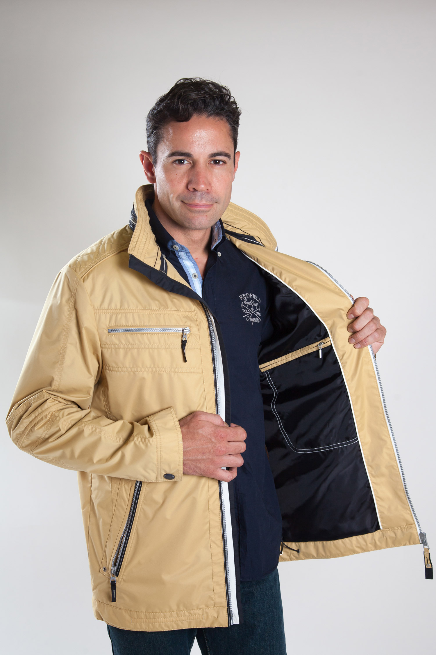 Abrigo, Parkas y Chalecos Finos, 107500, MOSTAZA | Zoom